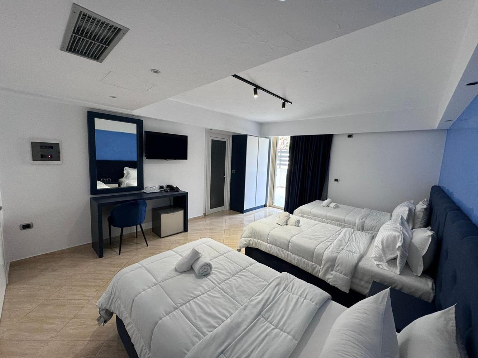 Hotel Blue Sky Sarande Bagian luar foto
